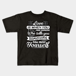 Love is when you meet someone, quote Kids T-Shirt